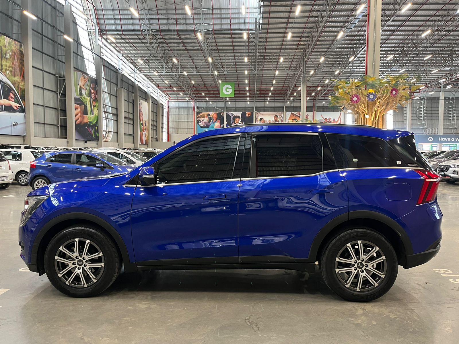 MAHINDRA XUV 700 XUV 700 2.0 AX7L A/T (7 SEATER)